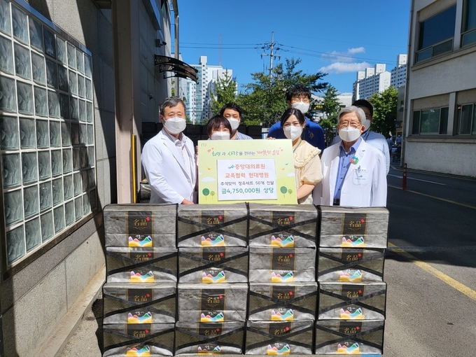 남양주시 진접읍에 소재한 남양주 현대병원은 추석을 맞아 저소득 소외계층을 위한 475만 원 상당의 정육 세트 50개를 남양주시복지재단 산하 북부희망케어센터에 전달했다. (사진=남양주시 제공)