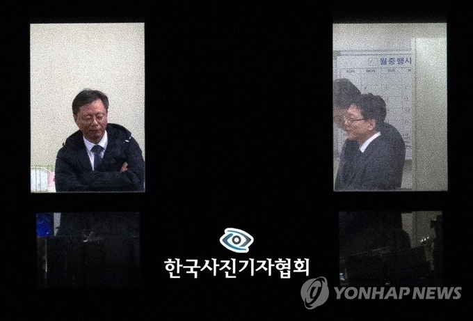 한국사진기자협회(회장 이동희) 주최 제53회 한국보도사진전에서 특별상을 수상한 조선영상비전 고운호 기자의 '팔짱끼고 웃으며 조사받는 우병우 전 수석' (사진=연합뉴스)