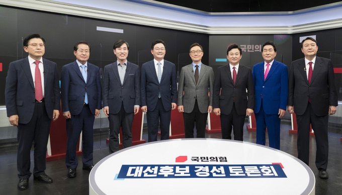 국민의힘 윤석열(오른쪽부터), 안상수, 원희룡, 최재형, 유승민, 하태경, 홍준표, 황교안 대선 경선 예비후보들이 16일 서울 중구 TV조선 스튜디오에서 열린 제20대 대통령선거 경선후보자 1차 방송토론회에서 기념촬영을 하고 있다. 사진= 연합뉴스 