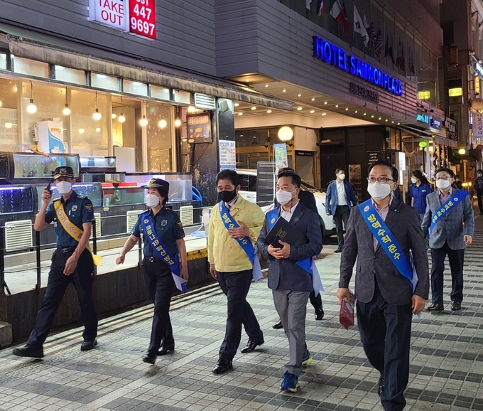 안양 만안경찰서가 추석 연휴 코로나 19 확산방지를 위한 안양만안경찰서·만안구청 안양일번가 합동 점검 실시하고 있다. (사진=안양만안경찰서 제공)