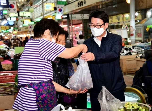 최종환 파주시장이 전통시장을 방문하고 물건을 구매하고 있다. (사진=파주시 제공)