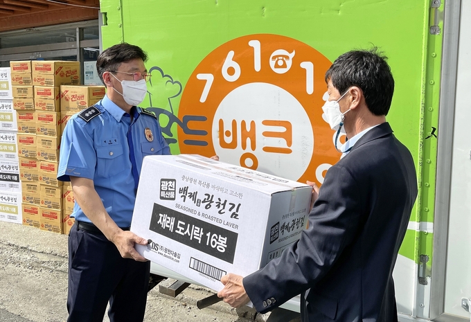 중부해경청 관계자가 중구 소재 푸드뱅크를 방문, 직원 성금으로 마련한 나눔물품을 전달하고 있다. ( 사진 = 중부해경청 제공 )