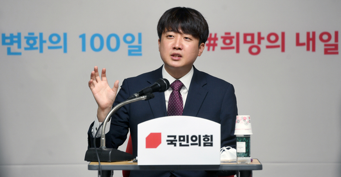 국민의힘 이준석 대표가 17일 서울 여의도 국민의힘 중앙당사에서 열린 취임 100일 기자간담회에서 취재진의 질문에 답하고 있다. 사진= 연합뉴스 