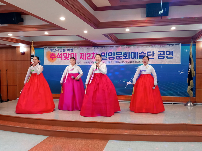 무형문화재 이수자들의 민요 공연이 펼쳐지고 있다. (사진=김대성 기자)