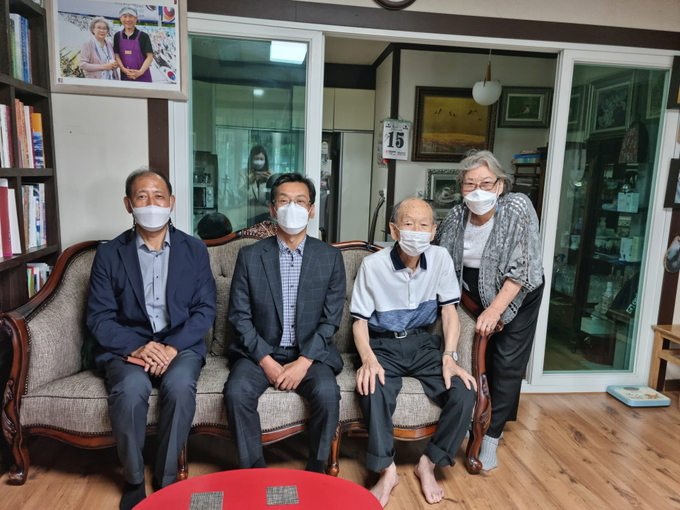 가평군 조규관 행정복지국장이 추석을 맞아 국가를 위해 헌신한 백운호 애국지사를 찾아가 고마움을 전했다. (사진=가평군 제공)
