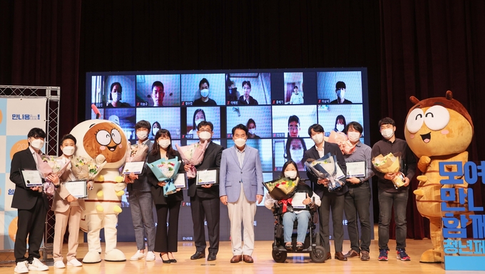  백군기 용인시장과 청년의 날 유공자 표창 수상자 9명의 모습 (사진=용인시 제공)