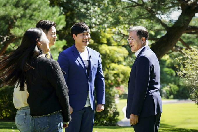 문재인 대통령이 지난 14일 청와대 상춘재에서 제2회 청년의 날 기념 대담을 하고 있다. 대담 영상은 제2회 청년의 날인 18일에 청와대 유튜브 등을 통해 공개될 예정이며 배성재 아나운서의 진행으로 윤태진 아나운서, 브레이브걸스의 리드보컬 민영, 래퍼 한해가 참석했다고 청와대가 전했다. (사진=연합뉴스/자료사진)