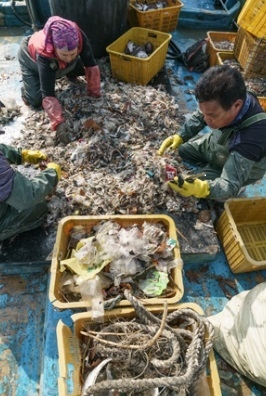 조업 중 인양 쓰레기. ( 사진 = 인천시 제공 )