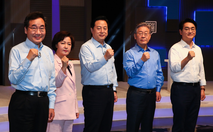 더불어민주당 이낙연(왼쪽부터), 추미애, 김두관, 이재명, 박용진 대선 경선 후보가 14일 오후 서울 마포구 상암동 MBC에서 열린 100분 토론에서 기념촬영을 하고 있다. (사진=국회사진기자단/연합뉴스)