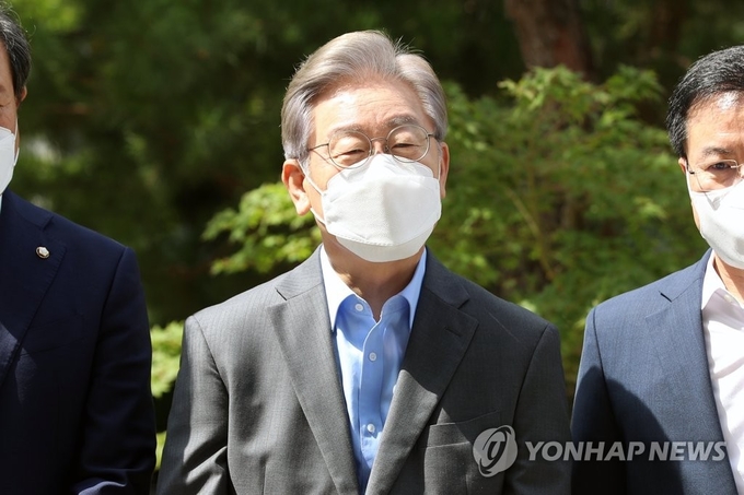 더불어민주당 대선 예비후보인 이재명 경기도지사가 9월 18일 오전 광주 남구 한 미혼모 시설을 방문한 뒤 취재진의 질문에 답하고 있다. (사진=연합뉴스)