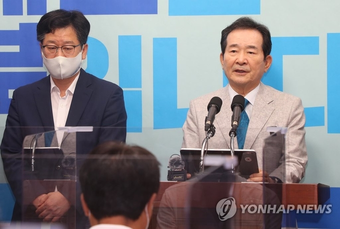 더불어민주당 대권 주자인 정세균 전 국무총리가 8월 22일 전북도의회에서 기자회견을 열고 공약을 밝히고 있다. 왼쪽은 안호영 국회의원.(사진=연합뉴스)