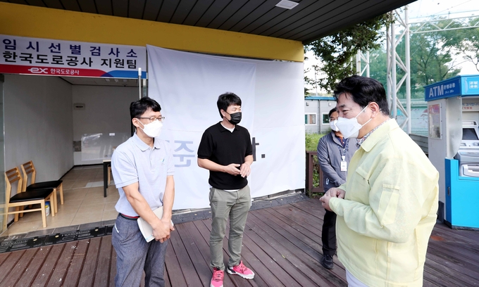 백군기 용인시장이 추석 연휴 마지막 날인 22일 영동고속도로 상행선 서창방향 용인휴게소에 마련된 임시선별검사소를 찾아 의료진과 관계자를 격려했다.(사진=용인시 제공)