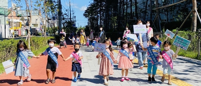 계양해링턴어린이집 이용 아동과 학부모, 교사들이 지난 8일 어린이집 인근에서 아동학대예방을 알리는 피켓과 어깨띠를 하고 거리행진을 벌이고 있다. ( 사진 = 인천사회서비스원 제공 )