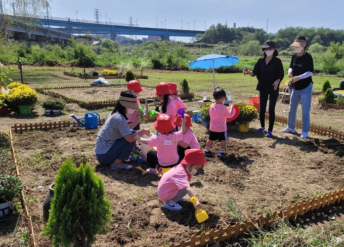 공릉천변에 조성된 한평정원에서 자신만의 정원을 가꾸는 시민들. (사진=파주시 제공)