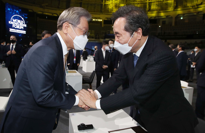 인사 나누는 이재명과 이낙연(사진=연합뉴스)