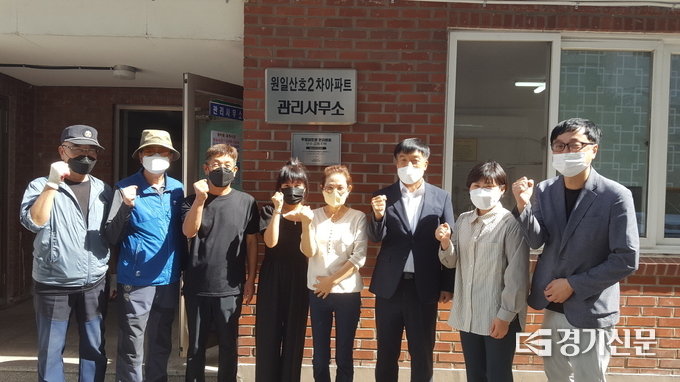원일산호2차아파트 주민들과 포천시 공무원들이 관리사무소 명패 밑에 환경부에서 수여한 ‘2021년도 투명페트병 분리배출 우수 공동주택’ 명패를 부착하고 그 앞에서 기념촬영하고 있다. (사진=포천시 제공)