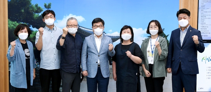광주시는 시청 2층로비에서 ‘코로나 극복 기원 자활생산품을 특별 전시해 비대면 판매를 성황리 마치고 신동헌시장등 관계자들과 함께 기념하고 있다. (사진=광주시 제공)