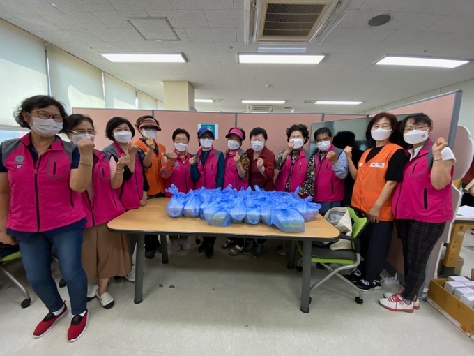 구리시는 사랑나누미 봉사단체와 지난 17일 ‘추석맞이 음식 나누기’ 봉사활동을 진행했다. (사진=구리시 제공)