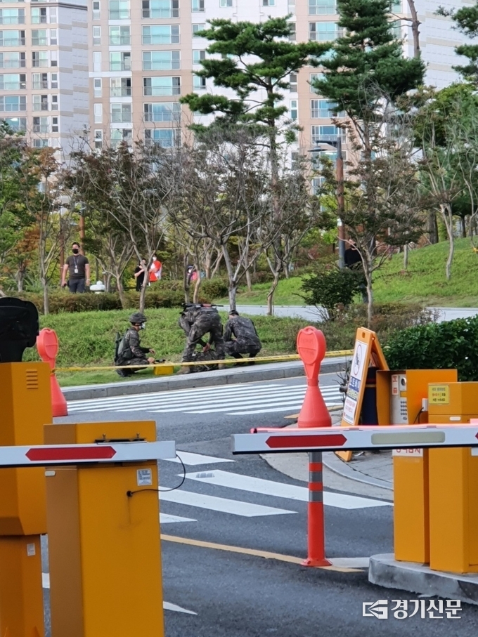 지난 22일 위례신도시에서 연습용 대전차지뢰 신관이 발견돼 군 당국이 제거 작업을 펼치고 있다. (사진=인터넷 커뮤니키 갈무리 캡처)