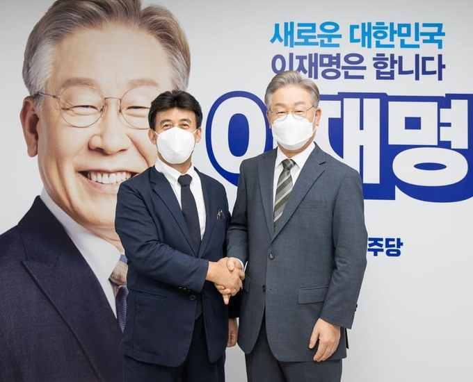 이재명 더불어민주당 대선경선 후보가 최배근 건국대학교 교수와 악수를 나누고 있다. (사진= 이재명 후보 페이스북)