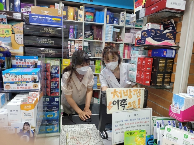 약국 사무원 양성과정에 참여한 여성이 약국에서 현장교육을 받고 있다. ( 사진 = 남동구 제공 )