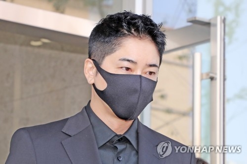  외주 스태프 여성 2명을 성폭행·추행한 혐의로 1심에서 징역 2년 6월에 집행유예 3년을 선고받은 배우 강지환이 지난해 6월 11일 오후 경기도 수원고등법원에서 열린 항소심 선고공판을 마치고 나오고 있다. (사진=연합뉴스)