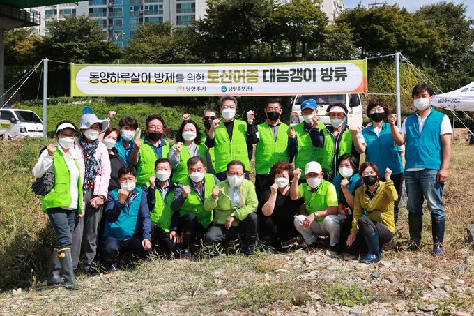 남양주시는 24일 동양하루살이의 개체수를 감소하기 위해 와부읍 월문천 등 2개 하천에서 토산 어종인 대농갱이(치어) 4만 마리를 방류했다. (사진=남양주시 제공)