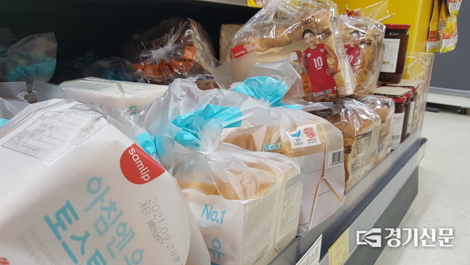 24일 모 프랜차이즈 제과점을 운영하는 자영업자 A씨는 “우윳값이 오르면 크림·치즈값이 올라 타격이 클거라 예상하나, 가장 큰 영향은 식빵이 받는다”며 “쌀처럼 자주 먹는 식빵 가격이 인상되면 손님들에게 영향이 바로 가는 편”이라 말했다. (사진=현지용 기자)