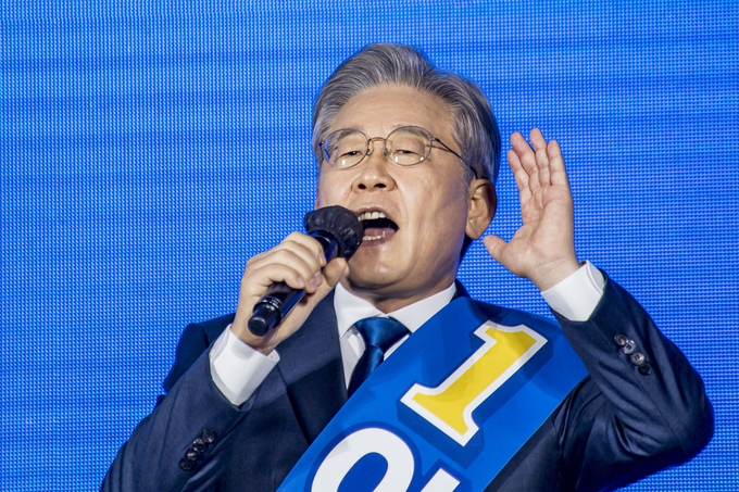 불어민주당 이재명 대선 경선 후보가 25일 오후 광주 서구 김대중컨벤션센터 1층 다목적홀에서 열린 광주·전남 지역경선 합동연설회에서 정견발표하고 있다. (사진=공동취재단/연합뉴스)