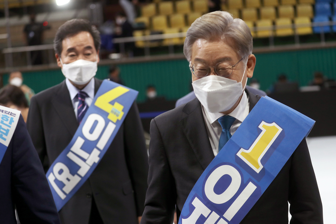26일 전북 완주군 우석대학교 체육관에서 열린 더불어민주당 대선 후보 선출을 위한 전북 합동연설회에서 이재명 후보와 이낙연 후보가 연설장을 나가고 있다. (사진=연합뉴스)