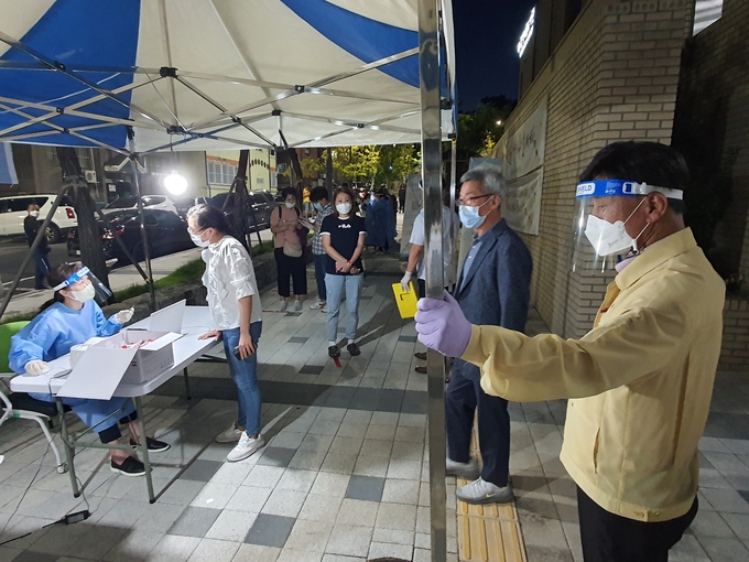 함박마을복지문화센터 임시선별진료소를 찾은 고남석 구청장(오른쪽)이 방역현장을 살피며 관계자들을 격려하고 있다. ( 사진 = 연수구 제공 )