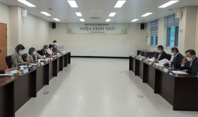 한정숙 광주하남교육장과 박덕동, 박관열, 안기권 광주지역 경기도 의원들이 광주시 교육 현안을 논의하고 있다. (사진=광주하남교육지원청 제공)