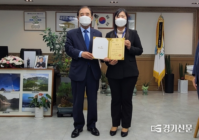 교육재단 사무원으로 임용된 나지현 씨에게 박윤국 이사장이 임용장과 신분증을 수여하였다. (사진=문석완 기자)