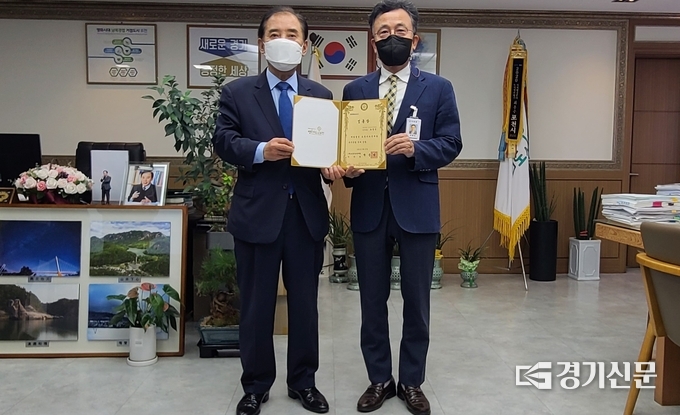 교육재단 사무국장으로 임용된 조병식 씨에게 박윤국 이사장이 임용장과 신분증을 수여했다. (사진=문석완 기자)