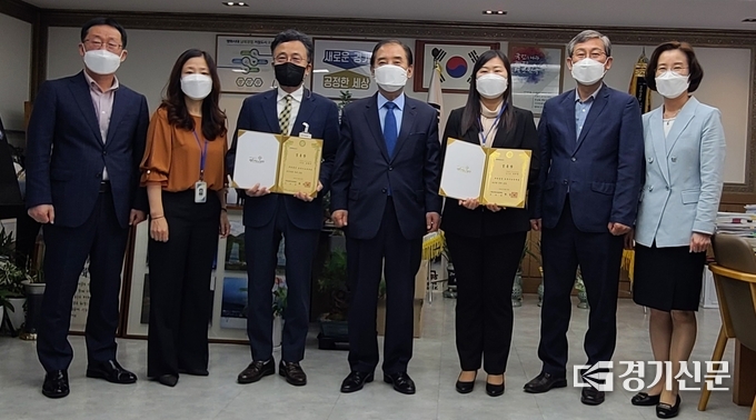 재단법인 포천시교육재단은 포천시청 시장 집무실에서 사무국 직원 임용장 수여식을 개최했다. (사진=문석완 기자)