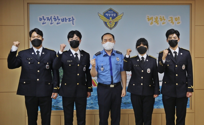 27일 서해5도특별경비단에 배치된 신임경찰관들이 김종인 단장과 함께 파이팅을 하고 있다. ( 사진 = 중부해경청 제공 )