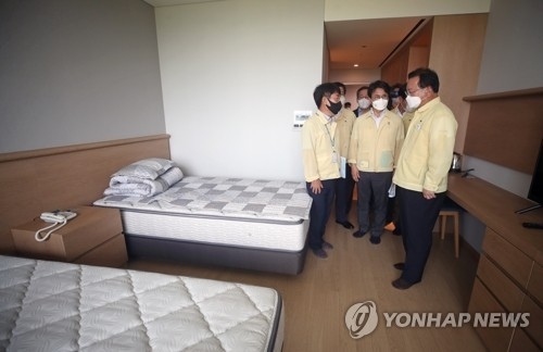 김부겸 국무총리(오른쪽)가 지난 7월 29일 인천아시아드주경기장의 코로나19 대응 하나글로벌 생활치료센터를 방문해 시설을 둘러보고 있다. (사진=연합뉴스)