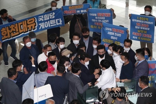 국민의힘 이재명 경기도지사 대장동 게이트 진상조사 특별위원회 소속 위원들과 시의원 등이 27일 경기 성남시청을 방문해 시청안으로 들어가던 도중 성남시 관계자들이 국민의힘측 지역주민들의 입장을 제지하고 있다. (사진=국회사진기자단/연합뉴스)