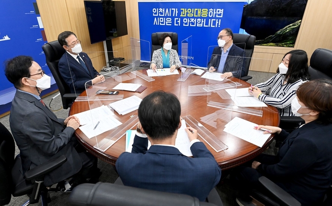 박남춘 인천시장이 27일 시청 접견실에서 열린 '사회복지 종사자 처우개선 간담회'에서 이배영 사회복지사협회장 등 참석자들과 의견을 나누고 있다. ( 사진 = 인천시 제공 )