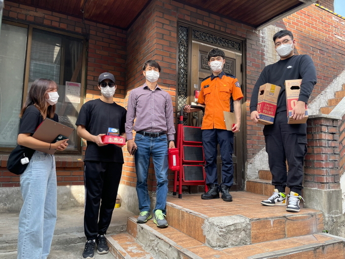 오산소방서가 오산대와 협업해 지역 내 재난 취약계층에 주택용 소방시설 설치를 추진하고 있다. (사진=오산소방서 제공)