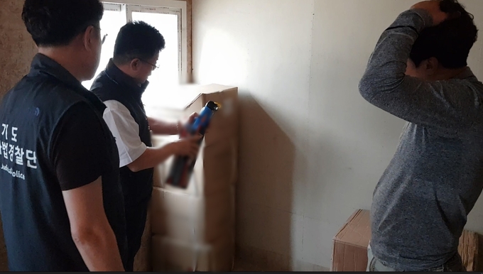 경기도 특별사법경찰단이 숙박시설내 미 검정 소화기를 점검하고 있다. (사진= 경기도 제공)