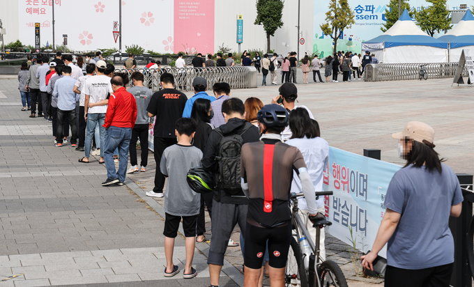 늘어난 코로나19 검사, 혼잡한 임시 선별진료소 (사진=연합뉴스/자료사진)