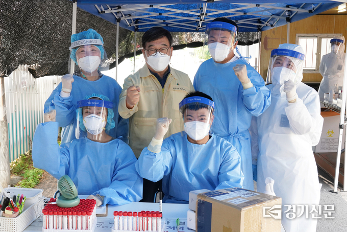 신동헌 시장이 코로나19 선별검사소 직원들을 격려하고 함께 기념촬영을 하고 있다. (사진=광주시 제공)
