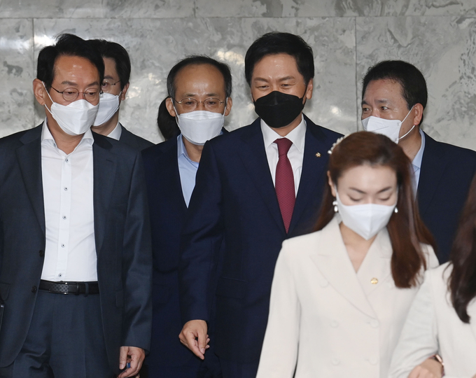  국민의힘 김기현 원내대표가 28일 오전 국회에서 열린 원내대책회의에 입장하고 있다. (사진=국회사진기자단/연합뉴스)