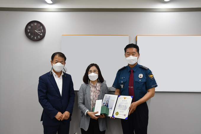 남양주남부경찰서는 지난 27일 KB국민은행 A지점을 찾아 보이스피싱 피해를 예방한 은행 직원에게 감사장을 전달했다. (사진=남양주남부경찰서 제공)