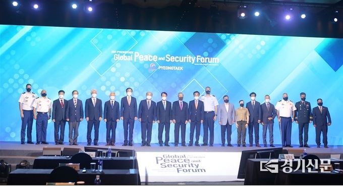 27일과 28일 양일 간 열린 '2021 평택 국제 평화‧안보 포럼’ 에 홍선의 평택시의회 의장과 정장선 평택시장 등이 참석했다. (사진=평택시의회 제공)