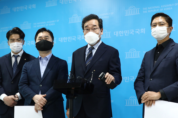  더불어민주당 이낙연 대선 경선 후보가 28일 국회 소통관에서 '위드코로나 소상공인 특별대책’ 발표 기자회견을 마친 뒤 취재진의 질문에 답하고 있다. (사진=국회사진기자단/연합뉴스)