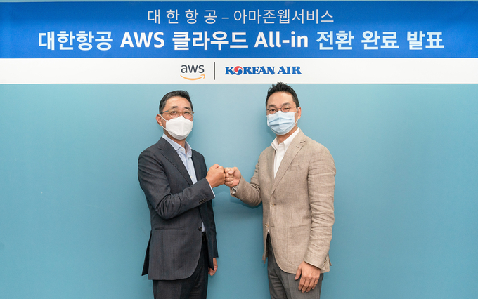 대한항공 장성현 IT부문 부사장과 함기호 AWS코리아 대표가 클라우드 전환 발표 후 함께 기념촬영을 하고 있다. ( 사진 = 대한항공 제공 )