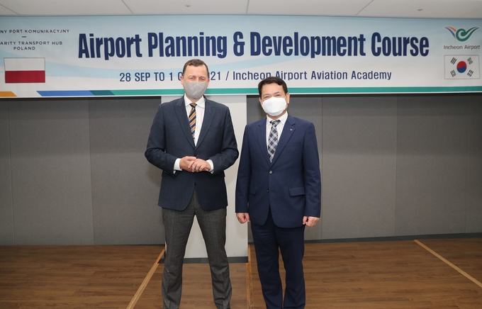 인천공항 인재개발원에서 김경욱 사장과 폴란드 신공항사 미콜라이 빌드 사장이 기념촬영을 하고 있다. ( 사진 = 인천공항공사 제공 )