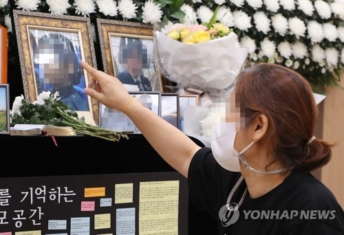 지난 6월 14일 경기도 성남시 국군수도병원 장례식장에 마련된 고(故) 이예랑 중사 추모소에서 이 중사의 어머니가 이 중사 생전 모습이 담긴 사진을 바라보고 있다. (사진=연합뉴스)